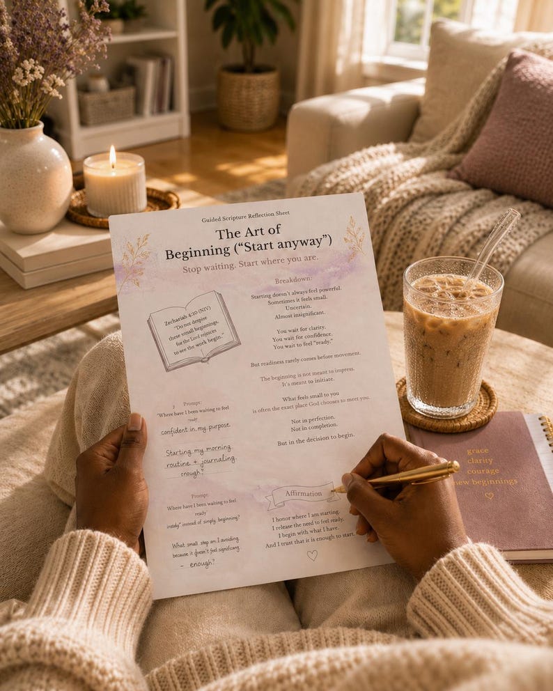 Pu&ograve; includere: Una persona scrive su un foglio stampato intitolato "The Art of Beginning" con una penna d'oro. Il foglio include testo e illustrazioni. Un bicchiere di caff&egrave; freddo e un diario sono nelle vicinanze.