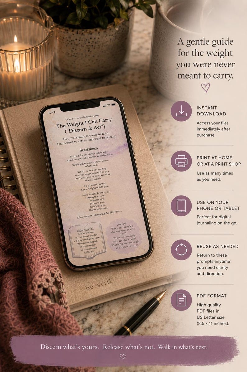 Peut inclure: Un smartphone affiche le texte d'une feuille de r&eacute;flexion guid&eacute;e des &Eacute;critures intitul&eacute;e "Le poids que je peux porter". L'image comprend un journal, un stylo, une bougie et du texte sur les t&eacute;l&eacute;chargements instantan&eacute;s, les options d'impression et la journalisation num&eacute;rique.