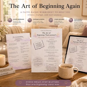 Pu&ograve; includere: Un foglio di lavoro intitolato "The Art of Beginning Again" con testo e grafica. L'immagine include un tablet, pagine stampate, una candela e una tazza di caff&egrave;. Il testo incoraggia il rilascio, il riallineamento e il ricominciare.