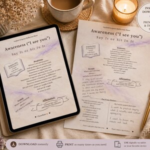 以下が含まれることがあります： 「Awareness ('I see you') Say It or Sit In It」というテキストが書かれたデジタルタブレットと印刷されたシート。テキストは手書き風で、紫色のアクセントが付いています。コーヒーカップ、キャンドル、ペンも写っています。
