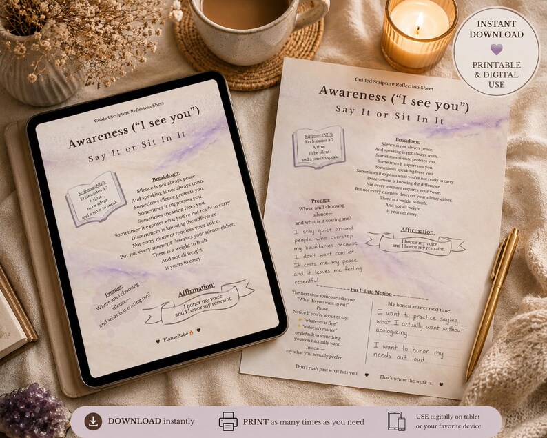 以下が含まれることがあります： 「Awareness ('I see you') Say It or Sit In It」というテキストが書かれたデジタルタブレットと印刷されたシート。テキストは手書き風で、紫色のアクセントが付いています。コーヒーカップ、キャンドル、ペンも写っています。