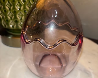 Uovo di Pasqua vintage in vetro trasparente rosa con taglio ondulato. Portagioie da 5,5".
