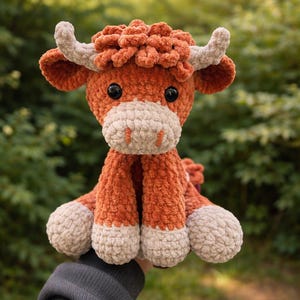 Patrón de vaca de las Tierras Altas a crochet, tutorial en PDF de vaca amigurumi, tutorial para hacer tú mismo un animal de granja de peluche, patrón de juguete de peluche de chenilla suave, descarga fácil para creadores.
