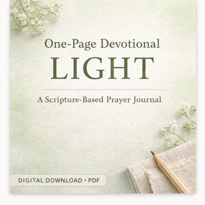 Puede incluir: Un diario devocional verde claro con la palabra "LIGHT" en letras grandes de color verde oscuro. También se ve el texto "One-Page Devotional" y "A Scripture-Based Prayer Journal". Un lápiz y un pequeño ramo de flores están en la parte inferior derecha.