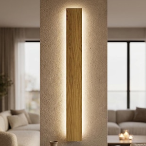 Può includere: Una lampada da parete rettangolare verticale realizzata in legno chiaro con una venatura prominente. L'apparecchio è montato su una parete strutturata ed emette una luce morbida e calda da dietro i bordi, creando un effetto alone sulla superficie.