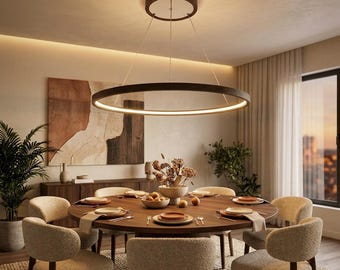 Könnte beinhalten: Eine kreisförmige LED-Pendelleuchte mit dunklem Holzfinish, die an dünnen Drähten von einer passenden runden Deckenhalterung herabhängt. Der Ring strahlt ein warmes, kontinuierliches Licht von seiner Innenkante über einen runden Tisch.