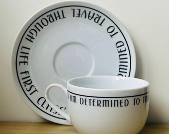 Juego de té de porcelana Vintage Past Times con taza y platillo gigantes de Noel Coward - Cita literaria