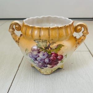 Antieke Oostenrijkse porseleinen vaas met handbeschilderde druiven en bessen met verguld goud, ca. 1900