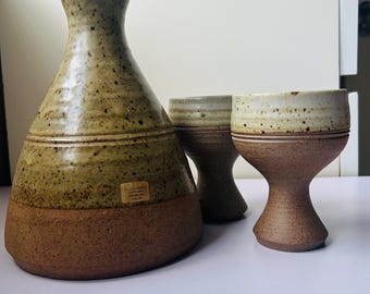 Juego de decantador y 2 tazas de gres del estudio de cerámica David Frith Brookhouse - Firmado con el sello DF