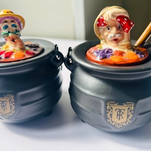 Può includere: Una tazza di ceramica bianca con manico nero e la scritta "But First, Coffee" in nero, in grassetto. La tazza è appoggiata su una superficie bianca.