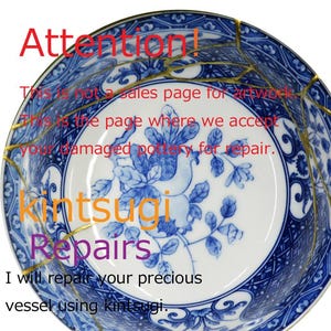 Op de afbeelding: Witte en blauwe keramische kom met een bloemmotief, gerepareerd met de Kintsugi-methode. De reparatielijnen zijn gemarkeerd met goud. Tekst op de afbeelding luidt "Kintsugi Repairs" en "I will repair your precious vessel using kintsugi."