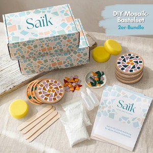 Könnte beinhalten: Ein DIY-Mosaik-Bastelset mit zwei gemusterten Schachteln mit der Aufschrift Saik, runden Holzuntersetzern, Mosaiksteinen, Beuteln mit weißem Fugenmörtel, zwei Klebeflaschen, Holzstäbchen, gelben Schwämmen und einer Schritt-für-Schritt-Anleitung.