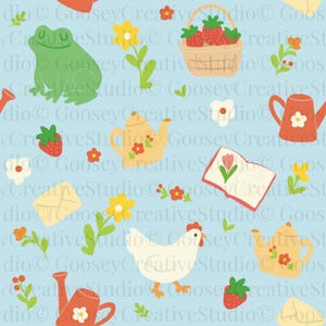 Op de afbeelding: Een lichtblauw naadloos patroon met illustraties van een groene kikker, aardbeien, bloemen, een mand met aardbeien, een theepot, een gieter, een boek, een kip en een envelop. Het ontwerp heeft een tuin thema.