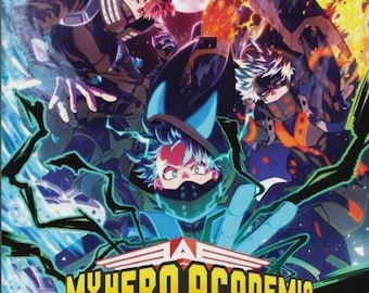 Puede incluir: Una portada de DVD de My Hero Academia con tres personajes de anime en equipo táctico oscuro con efectos de rayos azules, una luna roja y fuego. El texto dice: My Hero Academia, Season 1-8, 4 Movies, 8 OVAs, 4 Specials, en amarillo y blanco.
