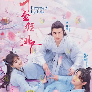 Puede incluir: Una portada de DVD para la serie Decreed by Fate con tres personas vestidas con túnicas tradicionales de color azul claro. El título está escrito en caracteres chinos rojos y texto en inglés. Pétalos de flores rosas flotan sobre el fondo claro.