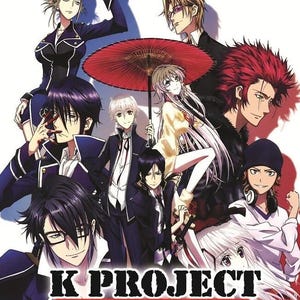 以下が含まれることがあります： アニメシリーズ「K PROJECT」のDVDカバー。様々なポーズをとるアニメのキャラクターたちが描かれており、中央には赤い傘があります。「K PROJECT」のタイトルが大きく表示され、シーズンと映画の内容を示すテキストも含まれています。