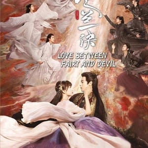 Puede incluir: Póster de la serie de romance y fantasía "Love Between Fairy and Devil". La imagen presenta personajes con túnicas fluidas, con el título en caracteres chinos. También se muestran los nombres de los actores, Esther Yu y Dylan Wang.