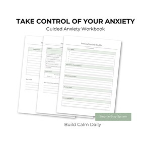 Puede incluir: Un cuaderno blanco con el texto "TAKE CONTROL OF YOUR ANXIETY" y "Guided Anxiety Workbook". Las páginas del cuaderno tienen encabezados y líneas verdes para escribir. El texto "Build Calm Daily" está en la parte inferior.