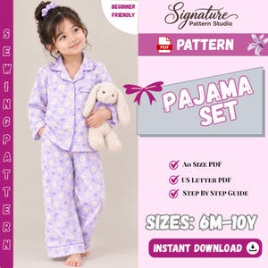 Puede incluir: Un patrón de costura digital para un conjunto de pijama de Signature Pattern Studio. El conjunto incluye una camisa de manga larga con botones y pantalones a juego en tela de color morado claro con un estampado de margaritas blancas y lazos morados.