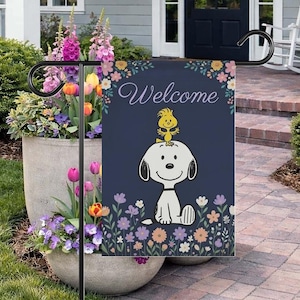 Flaga ogrodowa z motywem powitalnym Snoopy'ego, dekoracja ogrodu Woodstock Floral, baner ogrodowy z uroczym psem, tablica powitalna z fanem Peanuts, wiosenna dekoracja ogrodu