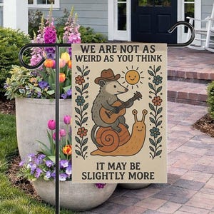 Bandera de jardín "No somos tan raros como crees", pancarta divertida de zarigüeya montando un caracol, cita sobre animales un poco más raros, decoración de jardín original.