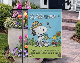 Drapeau de bienvenue Snoopy | Décoration de jardin drôle de cacahuètes | Tout dépend de qui vous êtes | Cadeau jardinage Snoopy