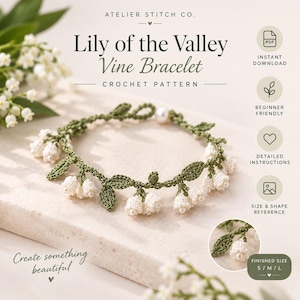 以下が含まれることがあります： Atelier Stitch Co.によるスズランのつるブレスレットの編み図。画像には、白いベル型の花と小さな真珠が付いた緑のつるが写っています。テキストには、Lily of the Valley Vine Bracelet、Crochet Pattern、Instant Download、Beginner Friendly、Detailed Instructions、Size & Shape Reference、Finished Size S/M/Lが含まれています。