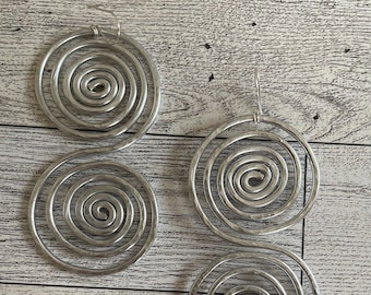 Pendientes colgantes en espiral de aluminio martillado