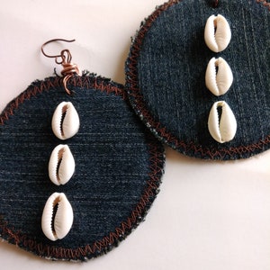 Denim schijfoorbellen: kauri-statementsieraden