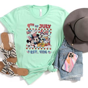 Mickey and Friends 4th July 2026 Shirt, Disney Independence Day Tee, Disneyland Family, Walt Disney World T-shirt bild 3