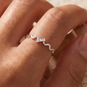 Bague fine argentée à motif vague | Bague empilable en zircon cubique | Tailles ajustables : 5, 6 et 7 | Bague de promesse minimaliste et élégante | Cadeau d'anniversaire pour femme