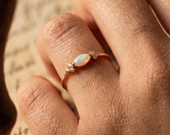 Marquise Opal Ring Gold, Vintage Opal Verlobungsring, Zarte Zierliche Goldschmuck, Himmlische Ring, Geschenk für Sie, Oktober Stein