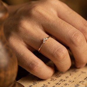 14k Gold Zierliche drei Stein Ring | Minimalist Diamant Trio Ring für Frauen | Zierlicher Zusteckring | Winziges Goldband | Versprechen Geschenk für sie