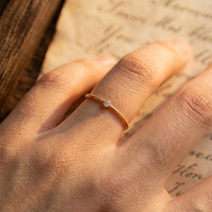 Anillo delicado de oro con diamantes / Anillo minimalista de oro fino / Anillo de promesa de oro de 14k / Anillo apilable sencillo / Joyería de estilo vintage / Regalo para ella
