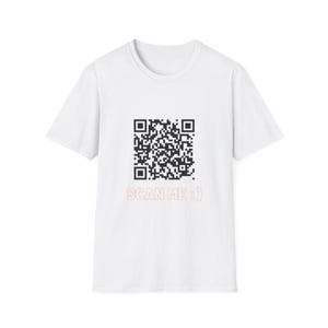 Könnte beinhalten: Weißes T-Shirt mit einem schwarzen QR-Code und dem Text "SCAN ME :) " in Hellorange. Das Shirt hat einen Rundhalsausschnitt und kurze Ärmel.