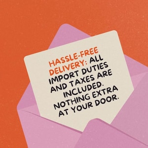 Puede incluir: Una tarjeta de color crema dentro de un sobre lavanda sobre un fondo naranja. La tarjeta presenta el texto: HASSLE-FREE DELIVERY: ALL IMPORT DUTIES AND TAXES ARE INCLUDED. NOTHING EXTRA AT YOUR DOOR. El texto est&aacute; escrito en negro y naranja.