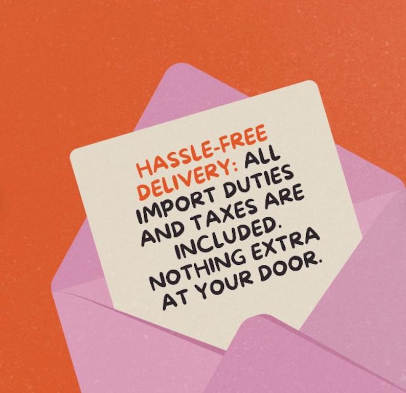 Puede incluir: Una tarjeta de color crema dentro de un sobre lavanda sobre un fondo naranja. La tarjeta presenta el texto: HASSLE-FREE DELIVERY: ALL IMPORT DUTIES AND TAXES ARE INCLUDED. NOTHING EXTRA AT YOUR DOOR. El texto est&aacute; escrito en negro y naranja.