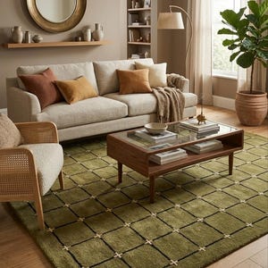 Peut inclure: Salon avec un canapé beige orné de coussins bruns et beiges. Un tapis vert à motifs recouvre le sol, et une table basse en bois est au centre. Un grand miroir est accroché au mur. Le tapis mesure environ 200 cm x 300 cm.