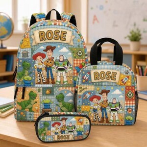 Könnte beinhalten: Ein Set aus Rucksack, Lunchtasche und Federmäppchen im Patchwork-Design mit Toy Story-Figuren wie Woody, Jessie, Buzz Lightyear und Rex. Jeder Artikel ist mit dem Namen ROSE auf einem Banner versehen und weist blaue, gelbe und grüne Akzente auf.