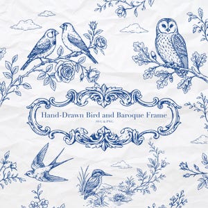 Op de afbeelding: Blauw-witte illustratie met handgetekende vogels, rozen en een uil op takken. Het ontwerp bevat een barok frame met de tekst "Hand-Drawn Bird and Baroque Frame". De achtergrond is een getextureerd, gekreukt papier.