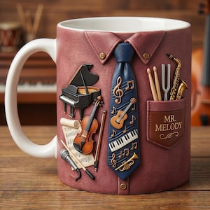 Peut inclure: Mug en céramique sur le thème de la musique. Le design présente une chemise avec une cravate bleue ornée de notes de musique et d'instruments. Une poche affiche "MR. MELODY". Instruments : piano, violon et saxophone.