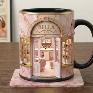 Puede incluir: Un letrero de madera hecho a mano con la palabra "Welcome" en una fuente juguetona. El letrero pintado de blanco tiene un acabado envejecido y presenta un diseño floral decorativo en tonos rosas y verdes. Para uso interior o exterior.