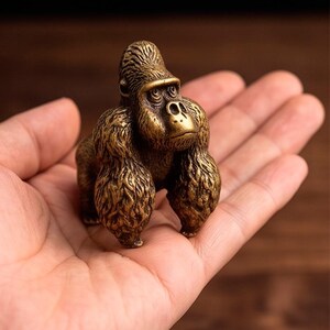 Mässingsgorillafigur: Miniatyrskulptur av vilda djur, safaribordsprydnad (4x4,5x2,9 cm)