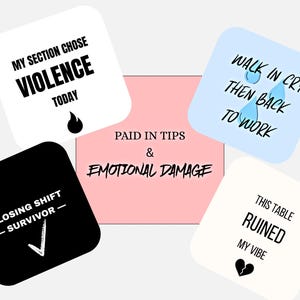 Op de afbeelding: Een verzameling vierkante onderzetters met humoristische zinnen. Eén onderzetter luidt "My Section Chose Violence Today", een andere zegt "Walk in Cry Then Back to Work". Andere onderzetters zeggen "Closing Shift - Survivor" en "This Table Ruined My Vibe."