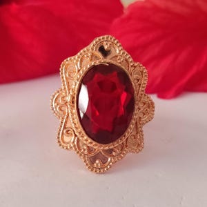 Vintage koperen cocktailring met robijn, een statement-sieraad in Victoriaanse stijl.