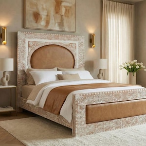 Puede incluir: Una cama beige y marrón con un marco tallado, con cabecero y piecero de cuero. La cama está hecha con ropa de cama blanca y marrón. La habitación tiene cortinas blancas, una alfombra y dos lámparas.