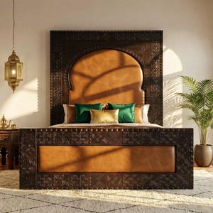 Estructura de cama hecha a mano: cabecero de madera de cedro tallada a medida y cuero genuino de vaca, cama de plataforma tamaño king/queen de estilo bohemio.