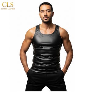 Könnte beinhalten: Schwarzes Leder-Tanktop mit Rundhalsausschnitt. Das Tanktop wird von einer Person mit dunklem Haar und Bart getragen. Das Logo "CLS CLASSIC LEATHER" befindet sich in der oberen linken Ecke. Die Person trägt eine schwarze Hose.