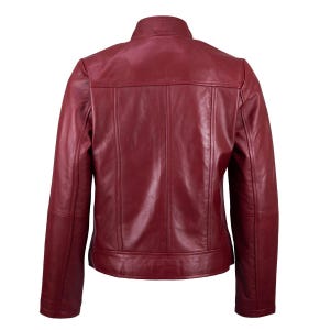 Puede incluir: Una chaqueta de cuero rojo oscuro vista desde atr&aacute;s, con cuello alzado, mangas largas y detalles de costuras verticales que van desde el canes&uacute; del hombro hasta el dobladillo, creando una apariencia estructurada y entallada.