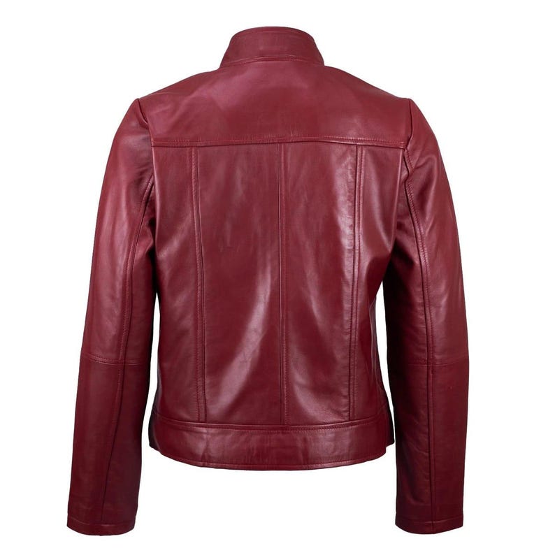 Puede incluir: Una chaqueta de cuero rojo oscuro vista desde atr&aacute;s, con cuello alzado, mangas largas y detalles de costuras verticales que van desde el canes&uacute; del hombro hasta el dobladillo, creando una apariencia estructurada y entallada.